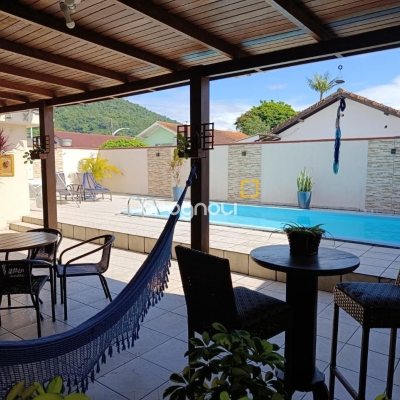 Casa com 90m², 3 quartos (sendo 1 suíte), 2 garagens, no bairro Universitário em Biguaçu