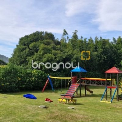 Apartamento com 165m², 3 quartos (sendo 3 suítes), 2 garagens, no bairro Santinho em Florianópolis