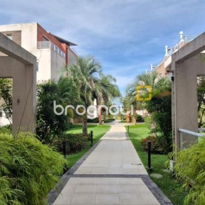 Apartamento com 165m², 3 quartos (sendo 3 suítes), 2 garagens, no bairro Santinho em Florianópolis