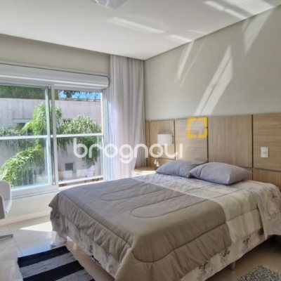 Apartamento com 165m², 3 quartos (sendo 3 suítes), 2 garagens, no bairro Santinho em Florianópolis