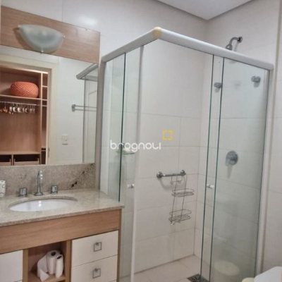Apartamento com 165m², 3 quartos (sendo 3 suítes), 2 garagens, no bairro Santinho em Florianópolis
