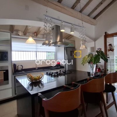 Casa com 412m², 6 quartos (sendo 6 suítes), 4 garagens, no bairro Ponta das Canas em Florianópolis