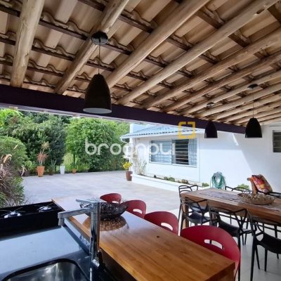Casa com 412m², 6 quartos (sendo 6 suítes), 4 garagens, no bairro Ponta das Canas em Florianópolis