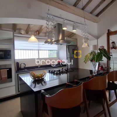 Casa com 412m², 6 quartos (sendo 6 suítes), 4 garagens, no bairro Ponta das Canas em Florianópolis