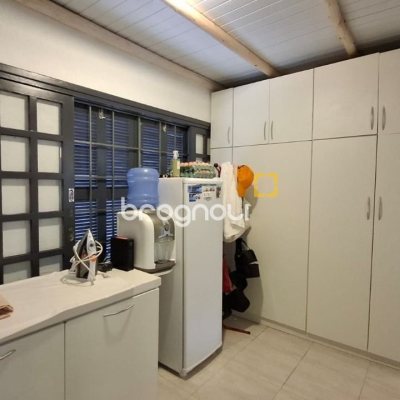 Casa com 412m², 6 quartos (sendo 6 suítes), 4 garagens, no bairro Ponta das Canas em Florianópolis