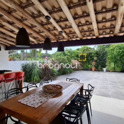 Casa com 412m², 6 quartos (sendo 6 suítes), 4 garagens, no bairro Ponta das Canas em Florianópolis
