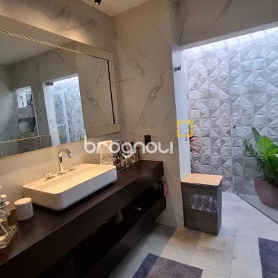 Casa com 412m², 6 quartos (sendo 6 suítes), 4 garagens, no bairro Ponta das Canas em Florianópolis