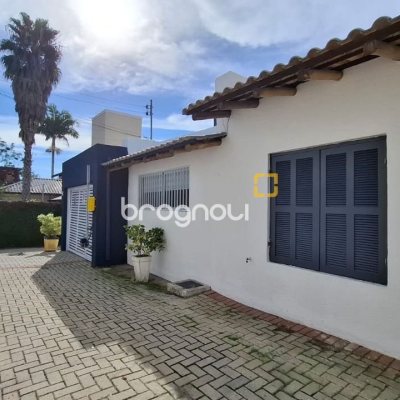 Casa com 412m², 6 quartos (sendo 6 suítes), 4 garagens, no bairro Ponta das Canas em Florianópolis