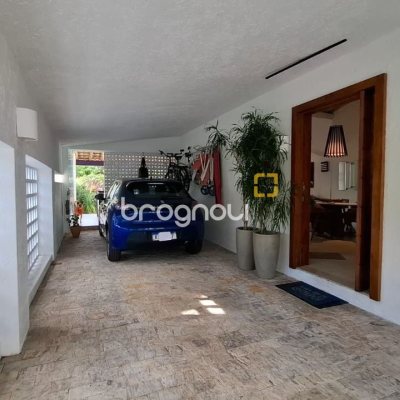Casa com 412m², 6 quartos (sendo 6 suítes), 4 garagens, no bairro Ponta das Canas em Florianópolis