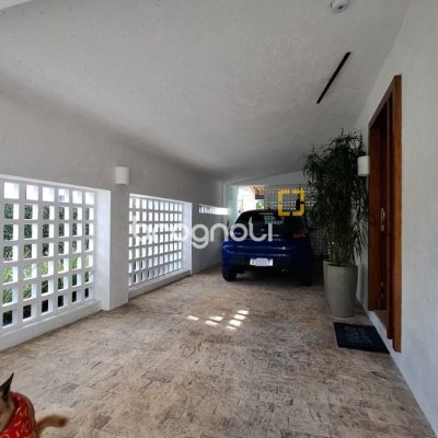 Casa com 412m², 6 quartos (sendo 6 suítes), 4 garagens, no bairro Ponta das Canas em Florianópolis