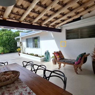 Casa com 412m², 6 quartos (sendo 6 suítes), 4 garagens, no bairro Ponta das Canas em Florianópolis