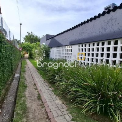 Casa com 412m², 6 quartos (sendo 6 suítes), 4 garagens, no bairro Ponta das Canas em Florianópolis
