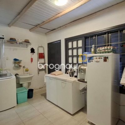 Casa com 412m², 6 quartos (sendo 6 suítes), 4 garagens, no bairro Ponta das Canas em Florianópolis