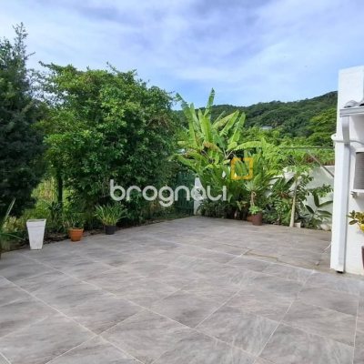 Casa com 412m², 6 quartos (sendo 6 suítes), 4 garagens, no bairro Ponta das Canas em Florianópolis