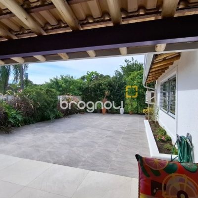 Casa com 412m², 6 quartos (sendo 6 suítes), 4 garagens, no bairro Ponta das Canas em Florianópolis