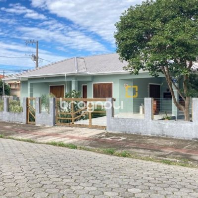 Casa com 130m², 3 quartos (sendo 1 suíte), 2 garagens, no bairro Campeche em Florianópolis