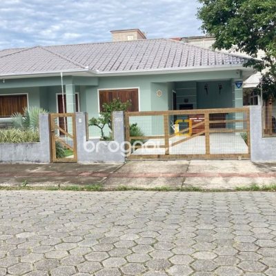 Casa com 130m², 3 quartos (sendo 1 suíte), 2 garagens, no bairro Campeche em Florianópolis