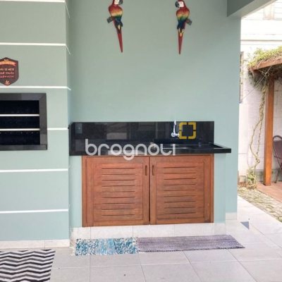 Casa com 130m², 3 quartos (sendo 1 suíte), 2 garagens, no bairro Campeche em Florianópolis