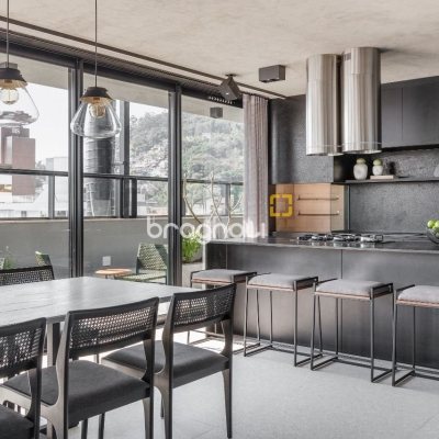 Apartamento com 73m², 2 quartos (sendo 1 suíte), 1 garagem, no bairro Centro em Florianópolis