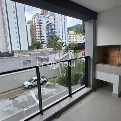 Apartamento com 73m², 2 quartos (sendo 1 suíte), 1 garagem, no bairro Centro em Florianópolis