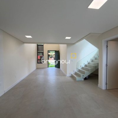 Casa com 165m², 3 quartos (sendo 1 suíte), 3 garagens, no bairro Forquilhas em São José
