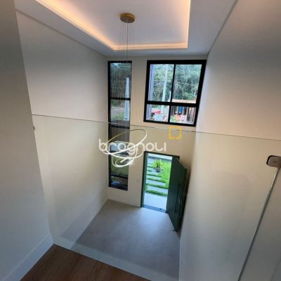 Casa com 165m², 3 quartos (sendo 1 suíte), 3 garagens, no bairro Forquilhas em São José