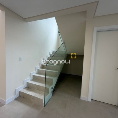 Casa com 165m², 3 quartos (sendo 1 suíte), 3 garagens, no bairro Forquilhas em São José