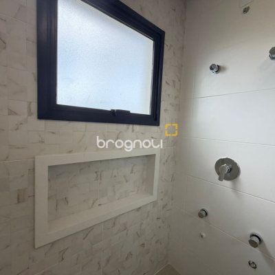 Casa com 165m², 3 quartos (sendo 1 suíte), 3 garagens, no bairro Forquilhas em São José