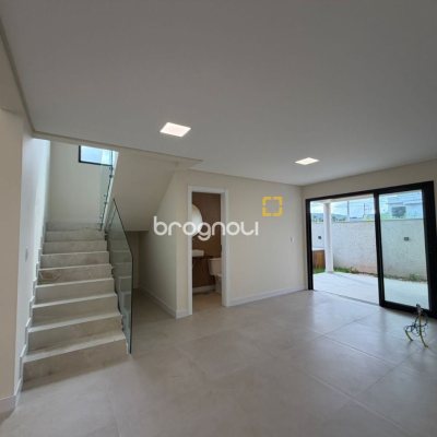 Casa com 165m², 3 quartos (sendo 1 suíte), 3 garagens, no bairro Forquilhas em São José