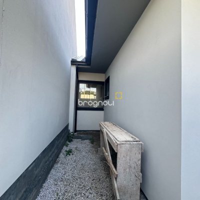 Casa de Condomínio com 47m², 2 quartos, 2 garagens, no bairro Forquilhas em São José