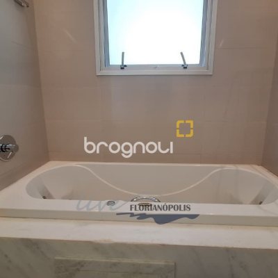 Apartamento com 147m², 3 quartos (sendo 3 suítes), 2 garagens, no bairro Jurerê Internacional em Florianópolis