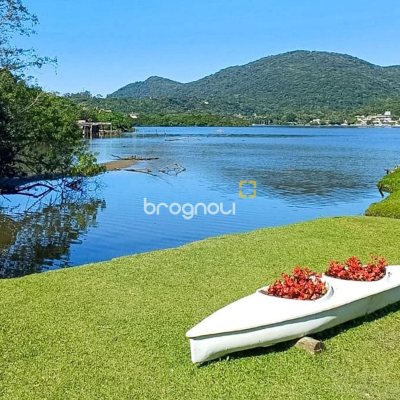 Casa de Condomínio com 73m², 2 quartos, 2 garagens, no bairro Lagoa da Conceição em Florianópolis
