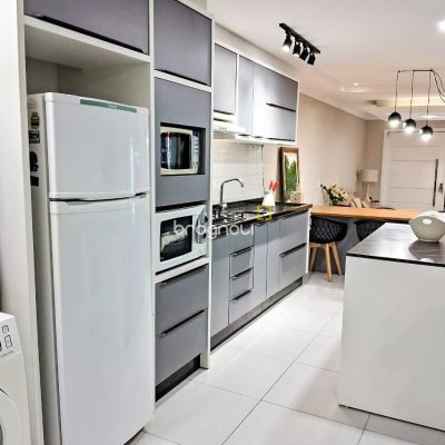 Casa com 115m², 3 quartos (sendo 2 suítes), 1 garagem, no bairro São João do Rio Vermelho em Florianópolis
