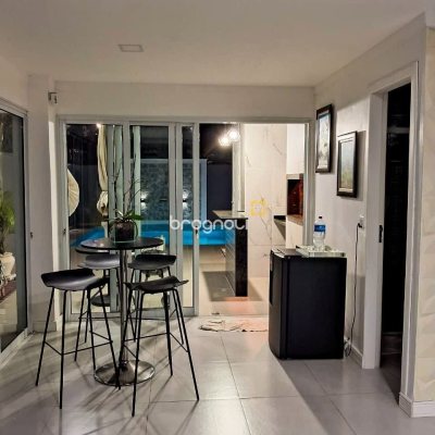 Casa com 115m², 3 quartos (sendo 2 suítes), 1 garagem, no bairro São João do Rio Vermelho em Florianópolis