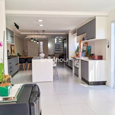 Casa com 115m², 3 quartos (sendo 2 suítes), 1 garagem, no bairro São João do Rio Vermelho em Florianópolis