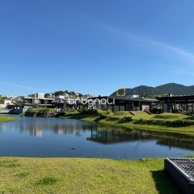 Casa de Condomínio com 470m², 4 quartos (sendo 4 suítes), 2 garagens, no bairro Pedra Branca em Palhoça
