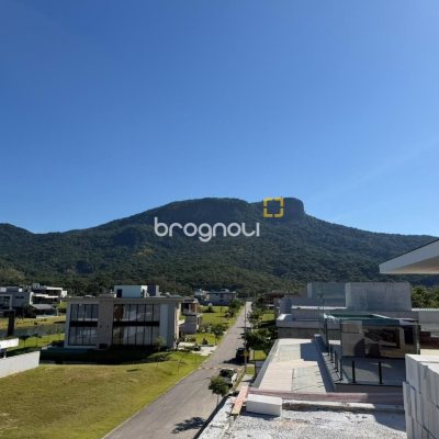 Casa de Condomínio com 470m², 4 quartos (sendo 4 suítes), 2 garagens, no bairro Pedra Branca em Palhoça