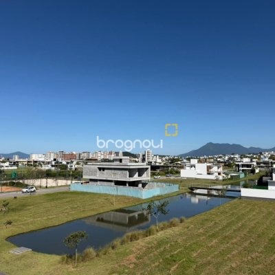 Casa de Condomínio com 470m², 4 quartos (sendo 4 suítes), 2 garagens, no bairro Pedra Branca em Palhoça