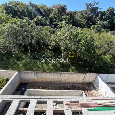 Casa de Condomínio com 470m², 4 quartos (sendo 4 suítes), 2 garagens, no bairro Pedra Branca em Palhoça