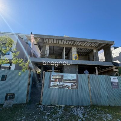 Casa de Condomínio com 470m², 4 quartos (sendo 4 suítes), 2 garagens, no bairro Pedra Branca em Palhoça