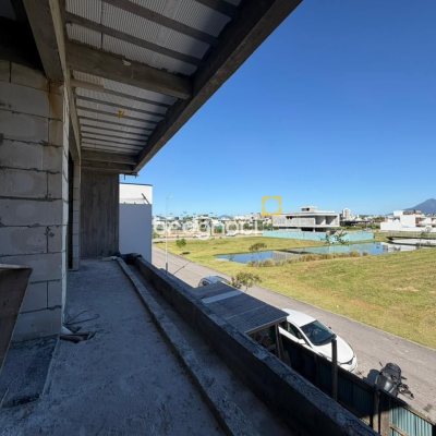 Casa de Condomínio com 470m², 4 quartos (sendo 4 suítes), 2 garagens, no bairro Pedra Branca em Palhoça