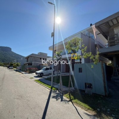 Casa de Condomínio com 470m², 4 quartos (sendo 4 suítes), 2 garagens, no bairro Pedra Branca em Palhoça