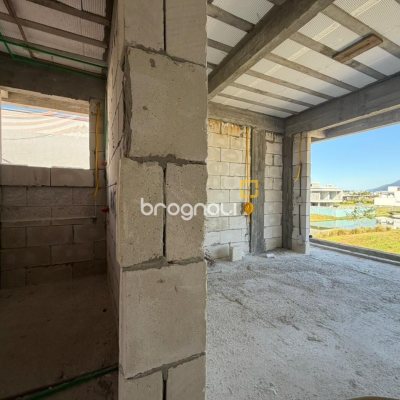 Casa de Condomínio com 470m², 4 quartos (sendo 4 suítes), 2 garagens, no bairro Pedra Branca em Palhoça