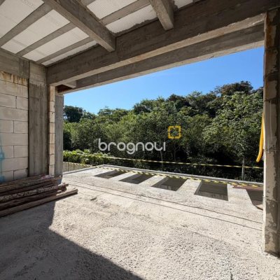 Casa de Condomínio com 470m², 4 quartos (sendo 4 suítes), 2 garagens, no bairro Pedra Branca em Palhoça