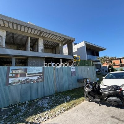 Casa de Condomínio com 470m², 4 quartos (sendo 4 suítes), 2 garagens, no bairro Pedra Branca em Palhoça