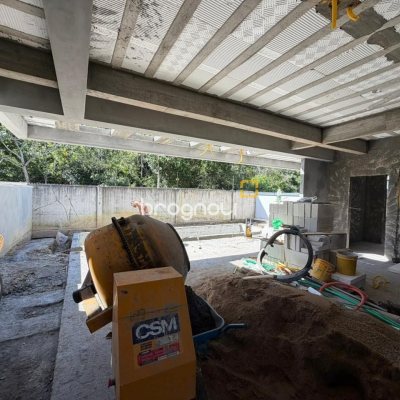 Casa de Condomínio com 470m², 4 quartos (sendo 4 suítes), 2 garagens, no bairro Pedra Branca em Palhoça
