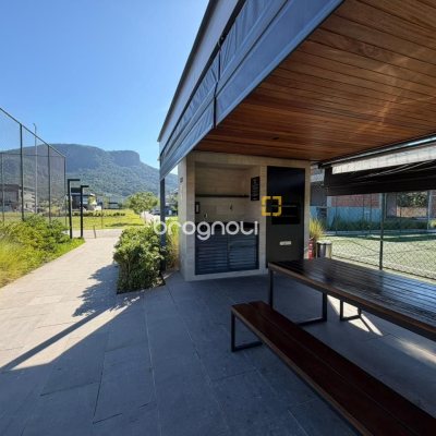 Casa de Condomínio com 470m², 4 quartos (sendo 4 suítes), 2 garagens, no bairro Pedra Branca em Palhoça