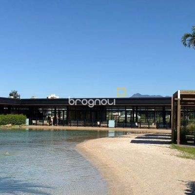 Casa de Condomínio com 470m², 4 quartos (sendo 4 suítes), 2 garagens, no bairro Pedra Branca em Palhoça