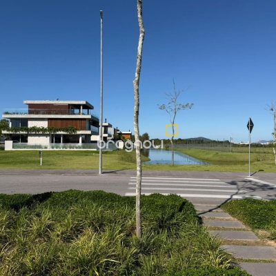 Casa de Condomínio com 470m², 4 quartos (sendo 4 suítes), 2 garagens, no bairro Pedra Branca em Palhoça