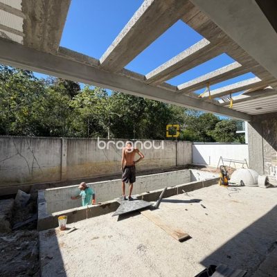 Casa de Condomínio com 470m², 4 quartos (sendo 4 suítes), 2 garagens, no bairro Pedra Branca em Palhoça